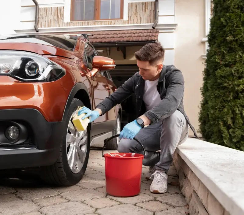 Lavage auto à domicile Abrest : professionnel intervenant sur un véhicule